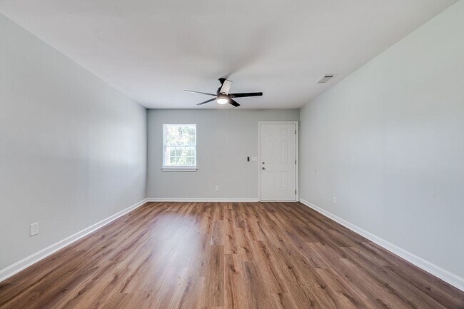 Building Photo - Completely Renovated 2BR Duplex with Granite Counters & Stainless Appliances