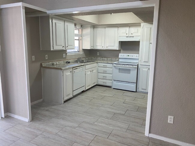 Building Photo - Newly Updated 2 Story Duplex