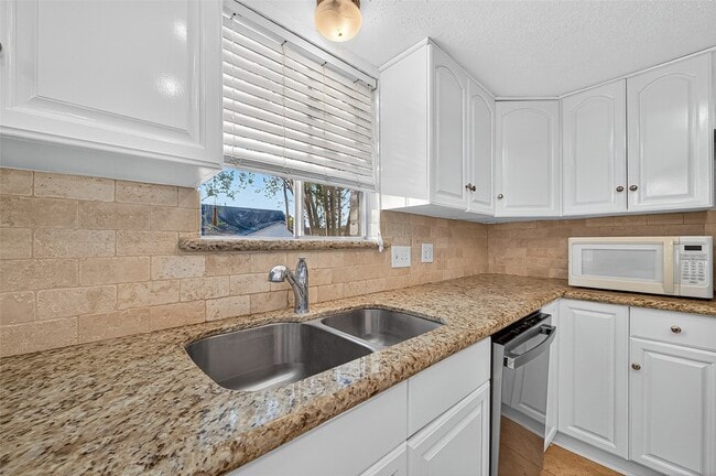 Building Photo - 16355 Sierra Grande Dr