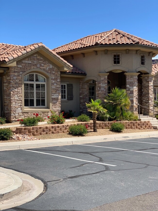 Building Photo - 810 S Dixie Dr