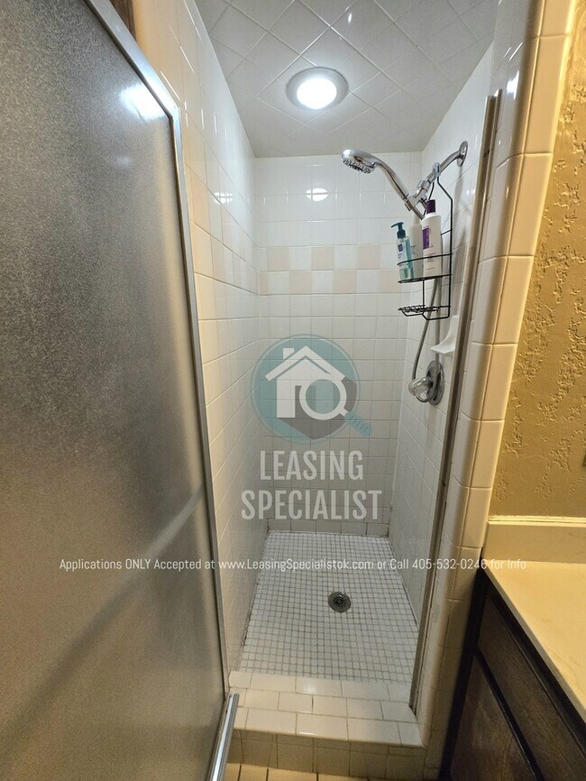 Building Photo - Charming Yukon 3 Bed 2 Bath Home