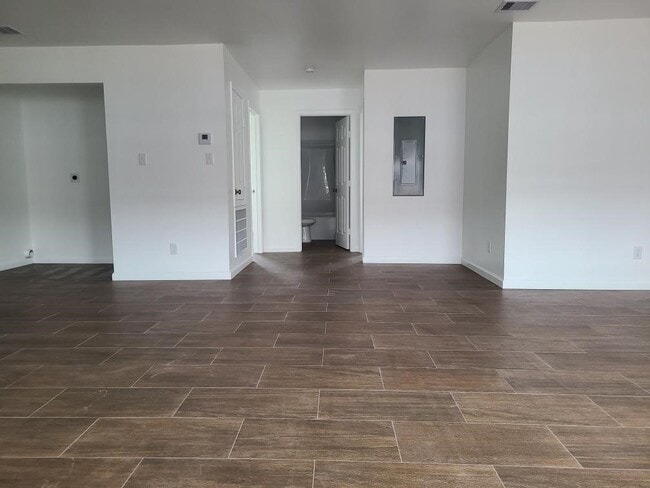 Building Photo - 915 24th St