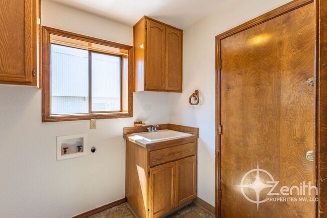 Building Photo - 9313 NE 81st Ave