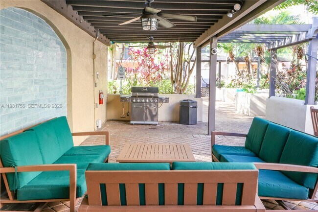 Building Photo - 520 SE 5 Ave