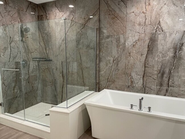 Building Photo - Stunning 3 bedroom 3 bath home in the Grea...