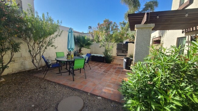 Building Photo - Pointe South Mountain 2-bedroom condo, gat...