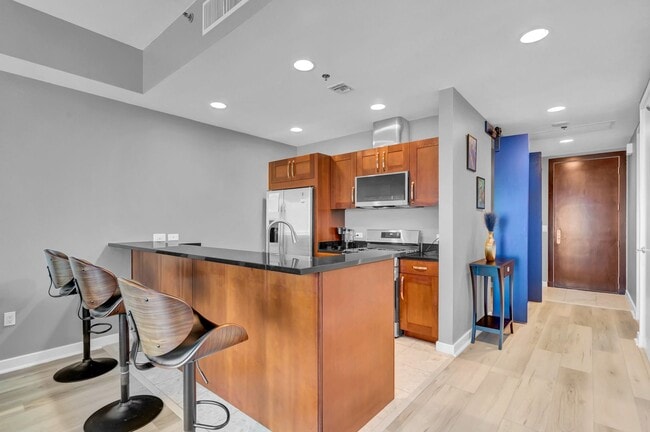 Building Photo - Fully Furnished 2 Bedroom 2 Bath High Rise with Strip Views