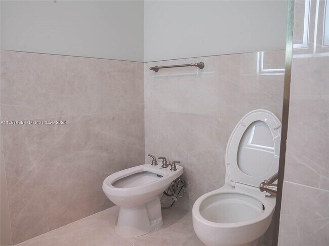 Building Photo - 8410 SW 65th Ave