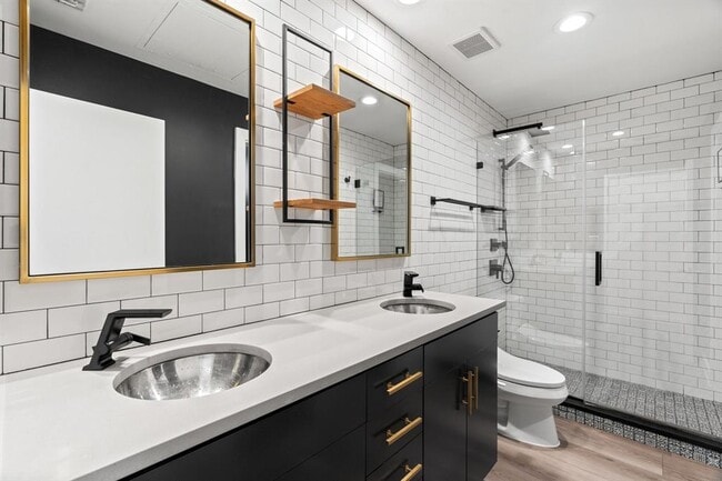 Building Photo - 2124 E 6th St