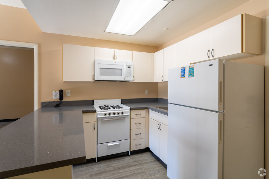 2BR, 2BA - 815 SF - International Village UCR Student Housing