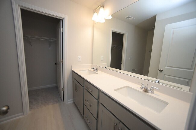 Building Photo - Spacious End Unit Townhome in Beautiful Ne...