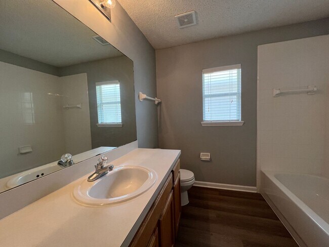 Building Photo - ** COMING SOON ** FENCED Three Bedroom in Watermill