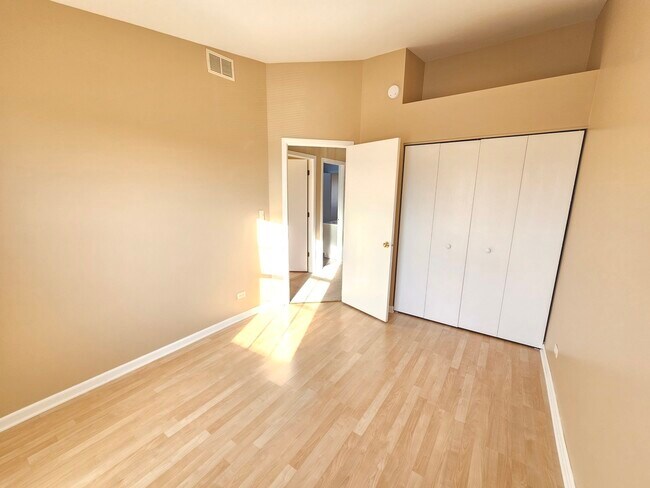 Building Photo - 2315 Meadows Ln