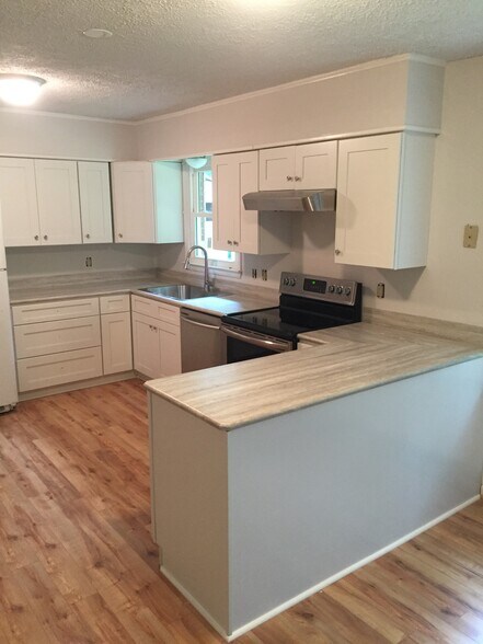 Building Photo - 18 Oakwood Dr