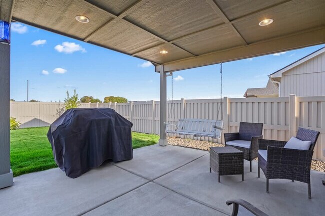 Building Photo - 218 Cliff Swallow Ave