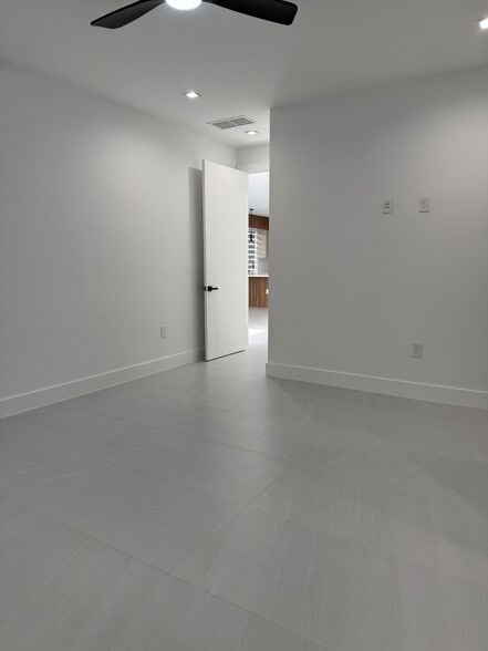 Building Photo - 920 SW 71st Ave