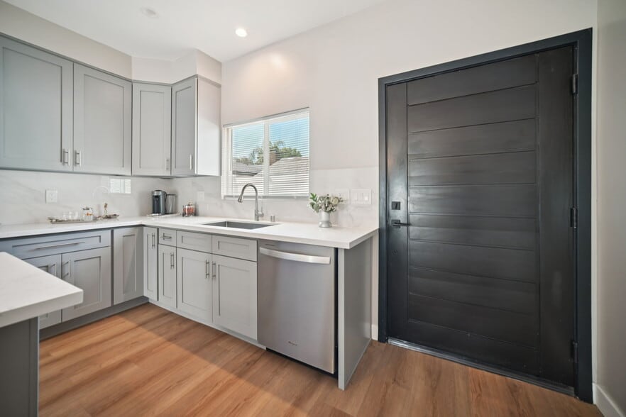 Building Photo - 8436 Oakdale Ave