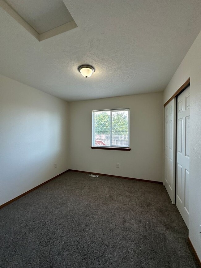 Building Photo - 419 N Arbutus Ave