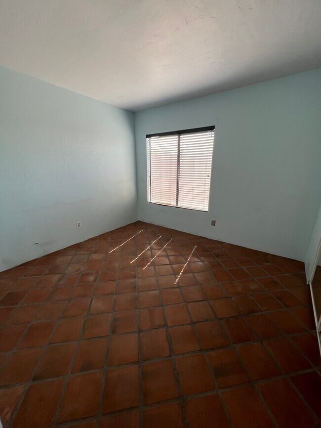 Building Photo - 6368 N Willowhaven Dr