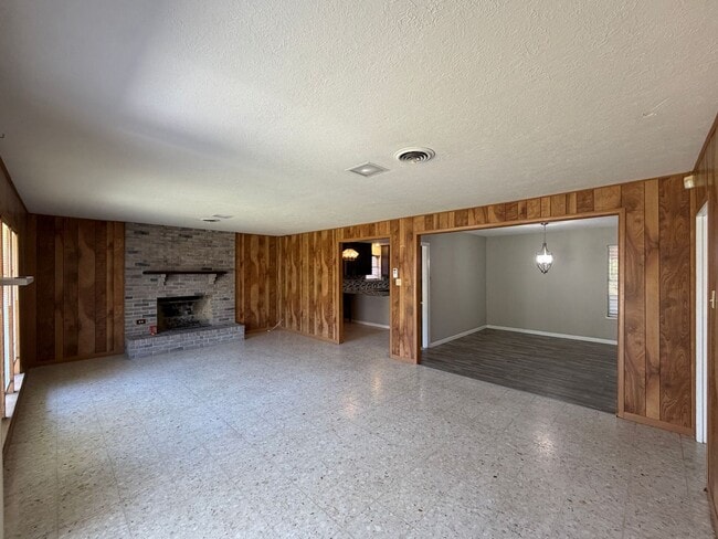 Building Photo - 749 Burkshire Dr