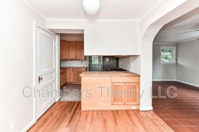 Building Photo - 419 S Barton St