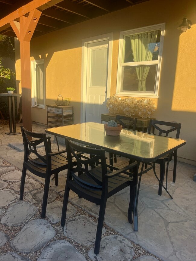 Building Photo - 1174 Ella St