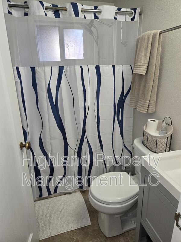 Building Photo - 1160 1/2 NE Lake St