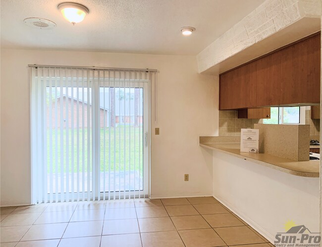 Building Photo - 1505 Edgewater Rd