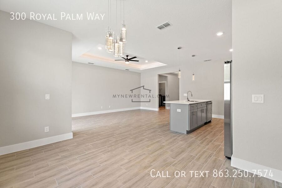 Building Photo - 300 Royal Palm Wy