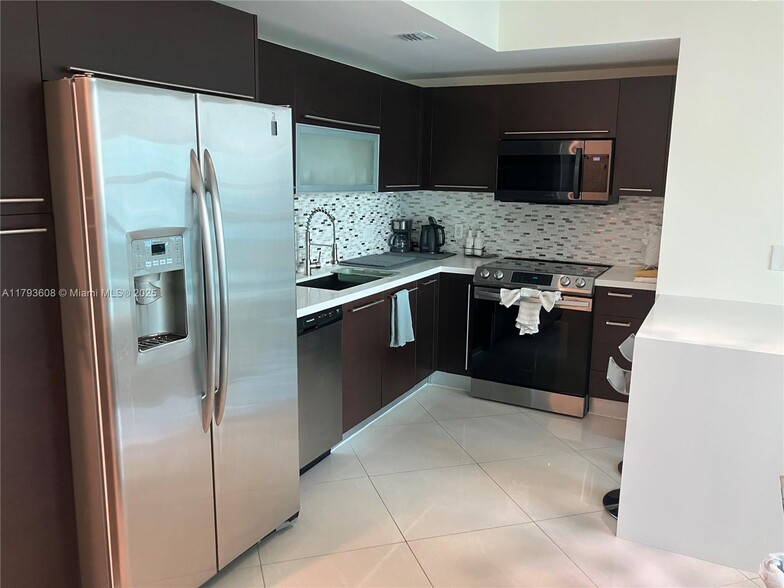 Building Photo - 950 Brickell Bay Dr