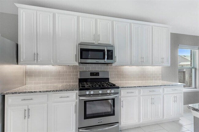 Building Photo - 18115 Van Berkel Ln