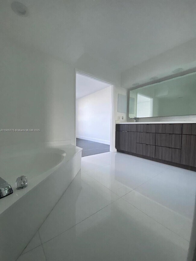 Building Photo - 19101 Mystic Pointe Dr