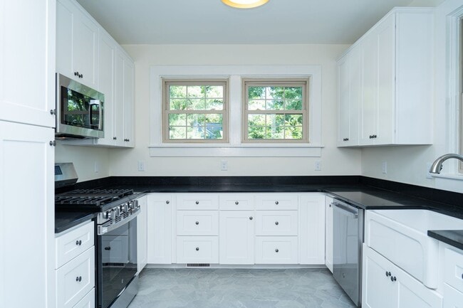 Building Photo - Large 4 Bedroom Home On Oakhurst Circle