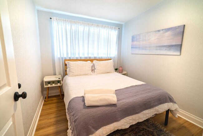 Building Photo - Chic & Stylish  Central location