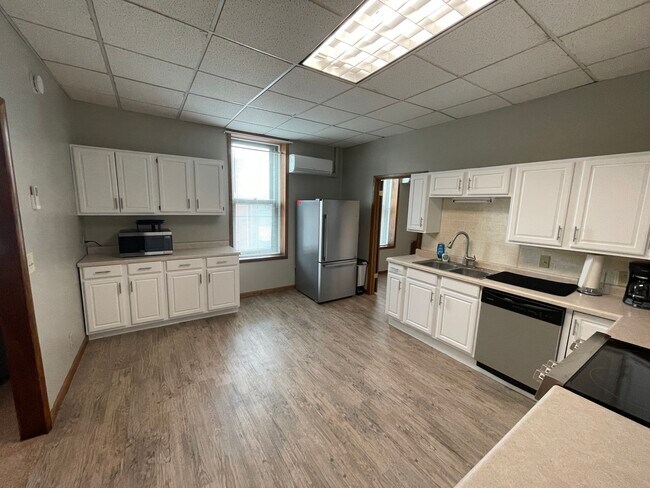 Large kitchen - 259 S Miami St