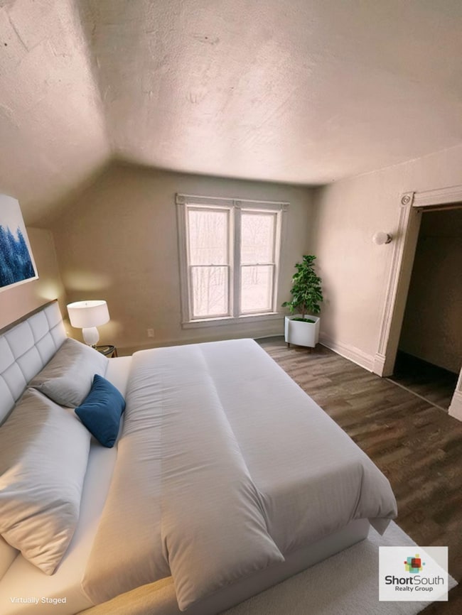 Building Photo - Updated 3 bed 1 bath upper apartment in Muskegon