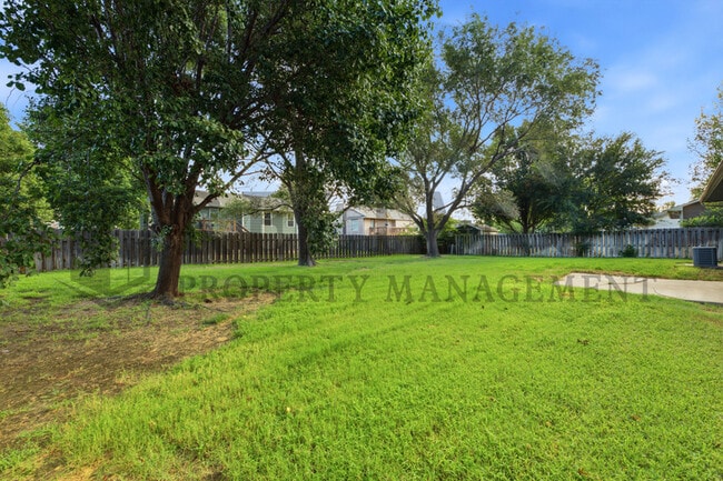Building Photo - 2770 N Parkridge Ct