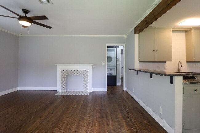 Building Photo - 3 Bed | 1 Bath | Mid Town | $1400