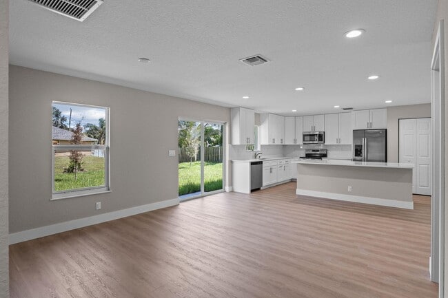 Building Photo - 5906 Hickory Dr