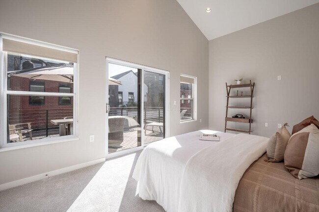 Building Photo - 598 Lathrop St