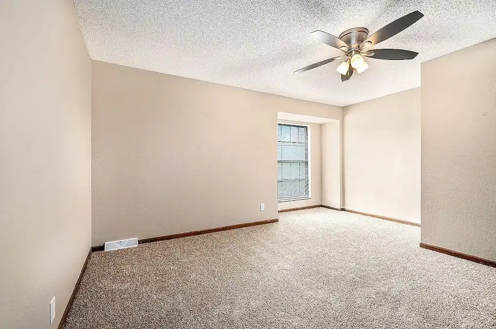 Building Photo - 200 NE Woods Chapel Rd