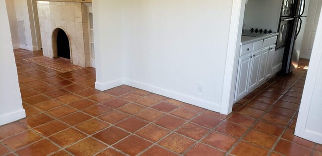 Building Photo - 410 Monroe Dr