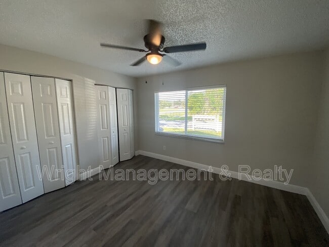 Building Photo - 206 St Petersburg Dr E