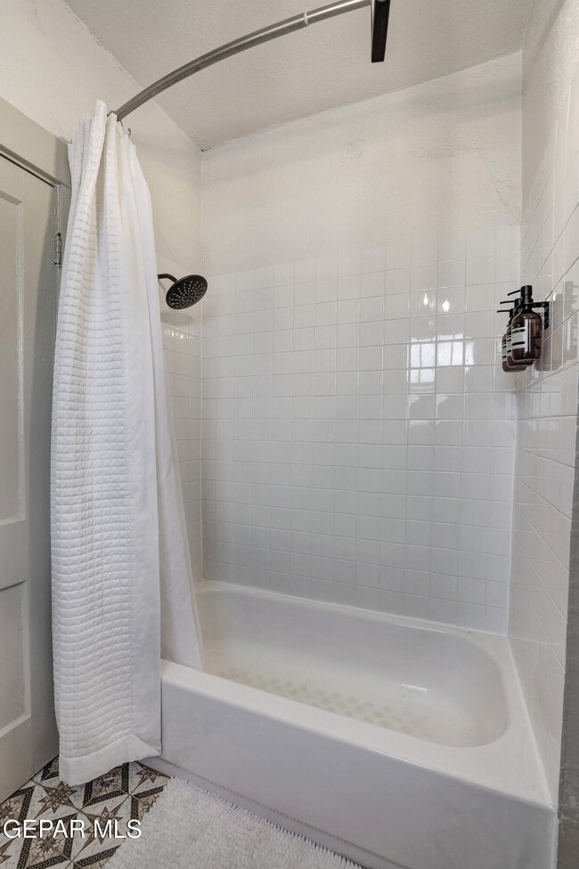 Building Photo - 2901 Grant Ave