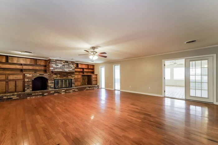 Building Photo - 2377 Napoleon Ave