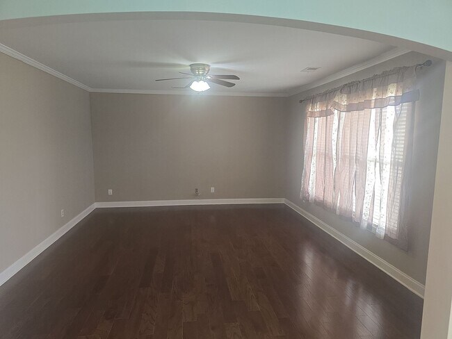 Building Photo - The Manors at White Knoll