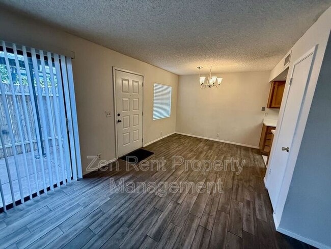 Building Photo - 286 W Palomino Dr