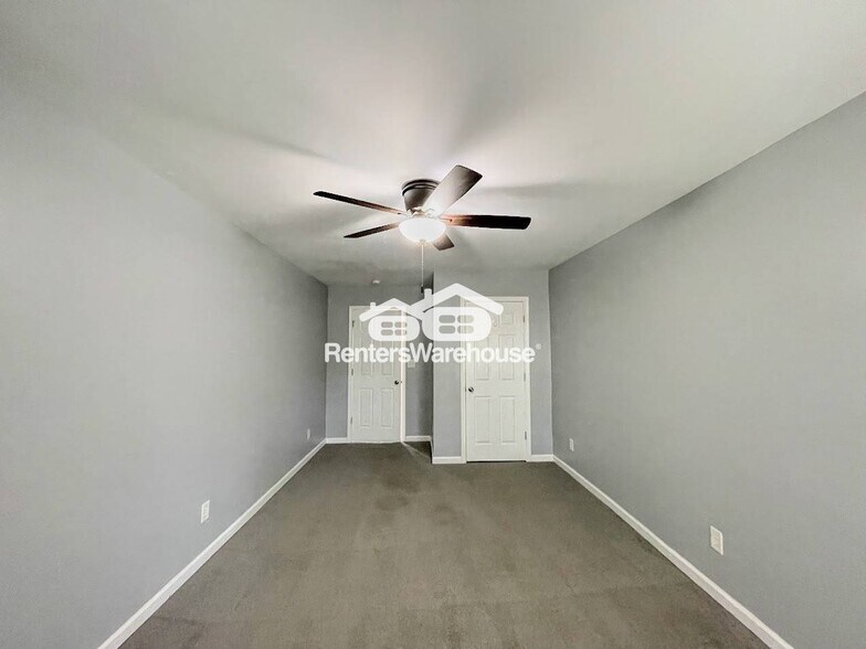 Building Photo - 227 Woodview Ave