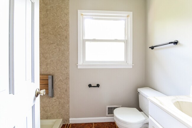 Building Photo - 4806 Castlewood Dr SW