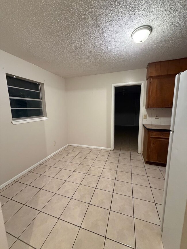 Building Photo - Cute one bedroom